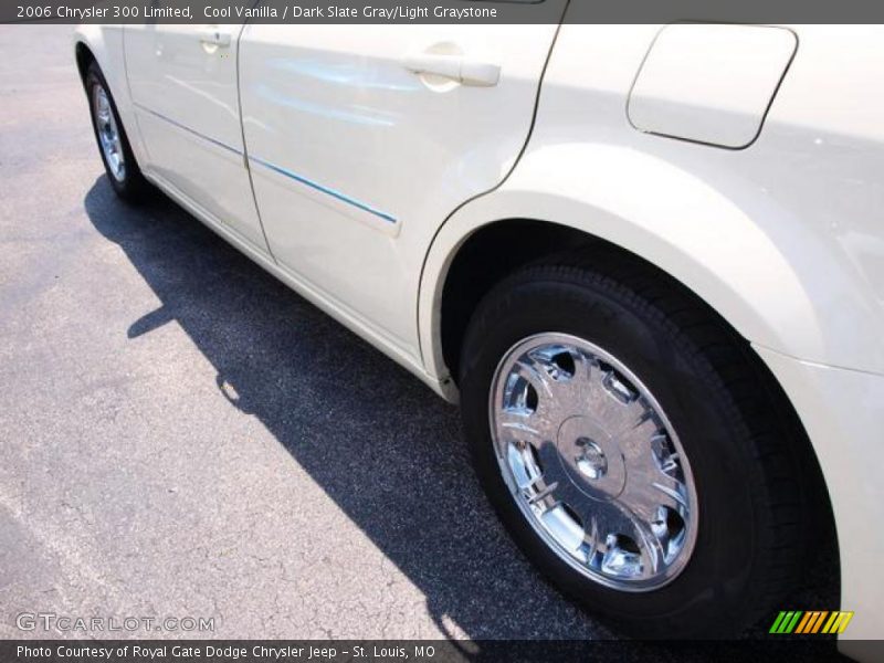 Cool Vanilla / Dark Slate Gray/Light Graystone 2006 Chrysler 300 Limited