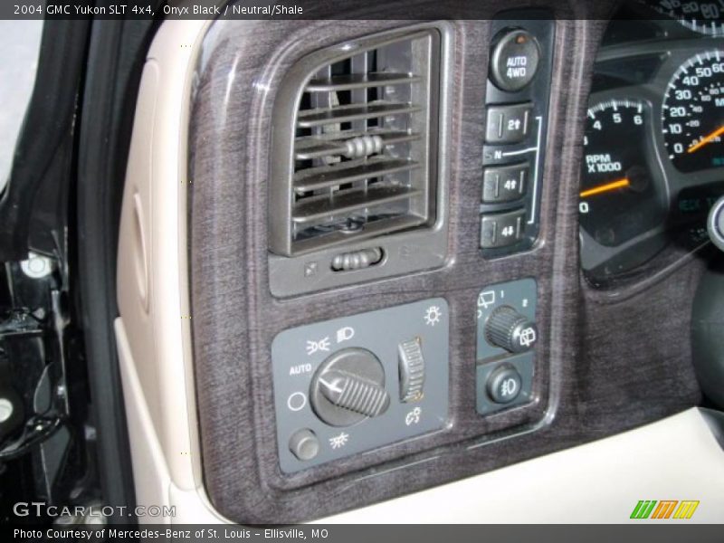 Onyx Black / Neutral/Shale 2004 GMC Yukon SLT 4x4
