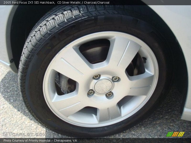 CD Silver Metallic / Charcoal/Charcoal 2005 Ford Focus ZX5 SES Hatchback