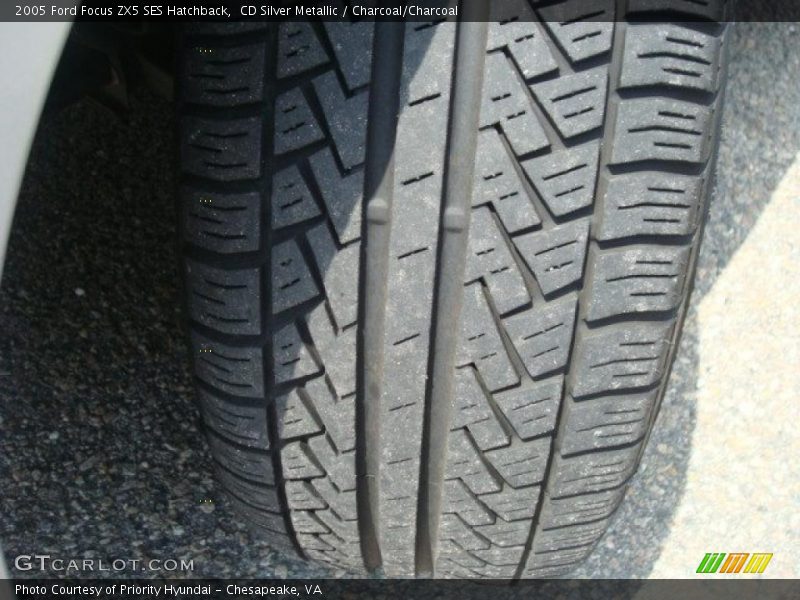 CD Silver Metallic / Charcoal/Charcoal 2005 Ford Focus ZX5 SES Hatchback