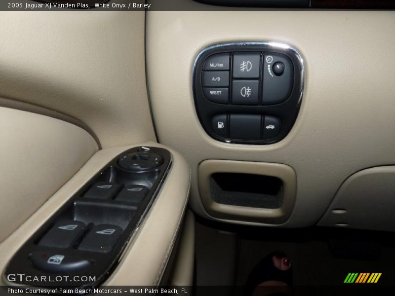 White Onyx / Barley 2005 Jaguar XJ Vanden Plas