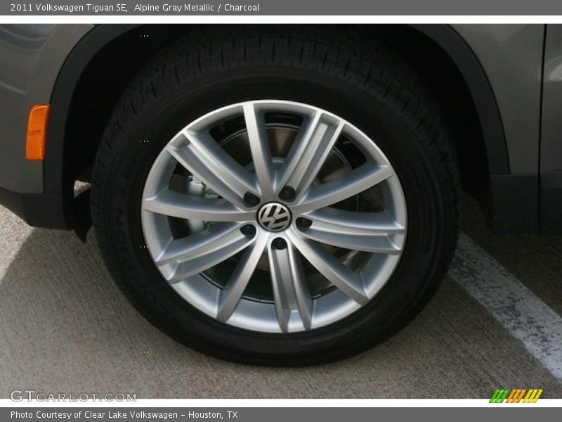 Alpine Gray Metallic / Charcoal 2011 Volkswagen Tiguan SE