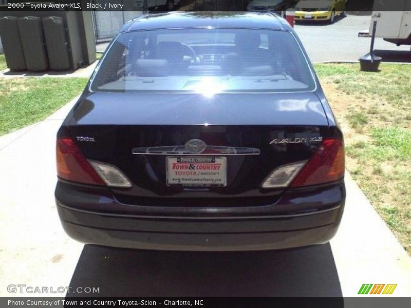 Black / Ivory 2000 Toyota Avalon XLS