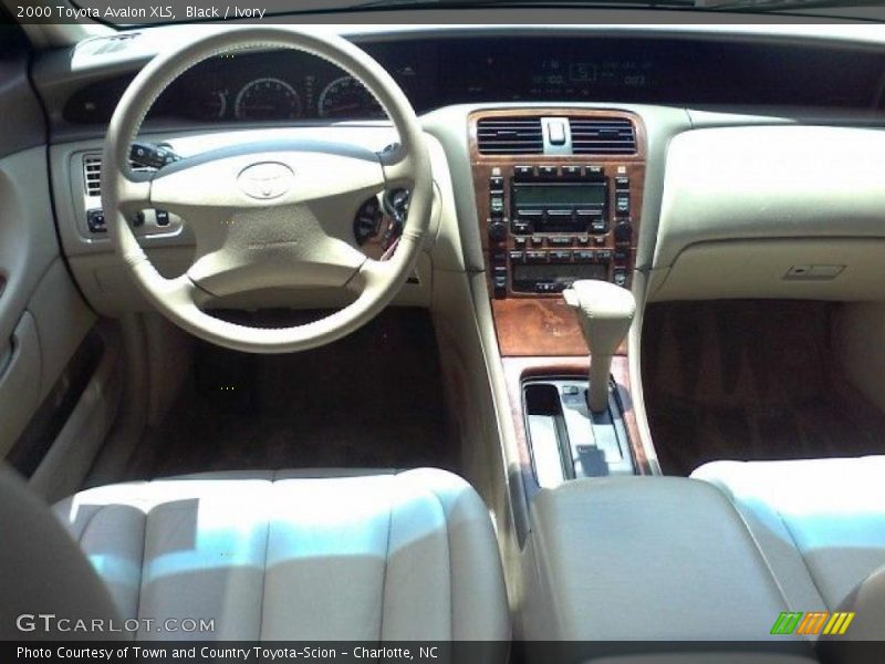 Black / Ivory 2000 Toyota Avalon XLS