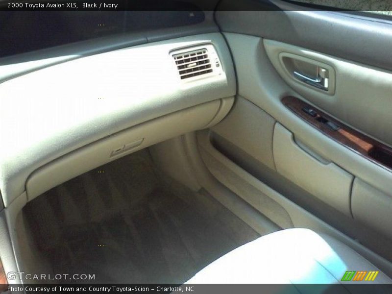 Black / Ivory 2000 Toyota Avalon XLS