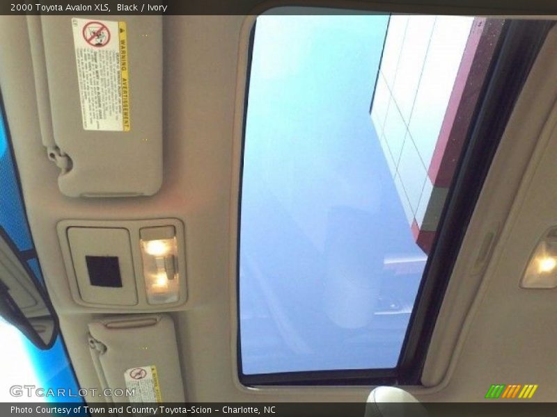 Black / Ivory 2000 Toyota Avalon XLS