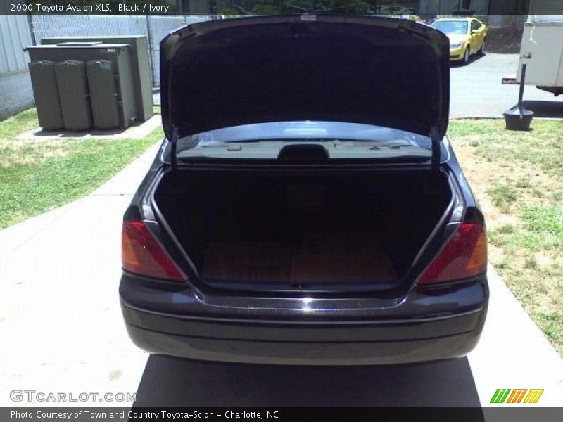 Black / Ivory 2000 Toyota Avalon XLS
