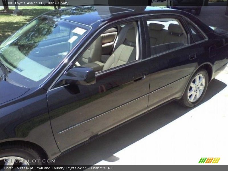 Black / Ivory 2000 Toyota Avalon XLS