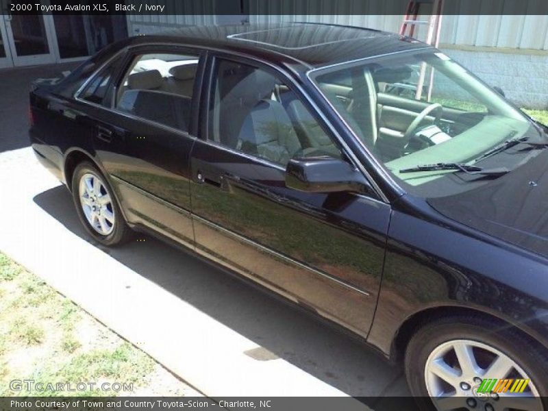 Black / Ivory 2000 Toyota Avalon XLS