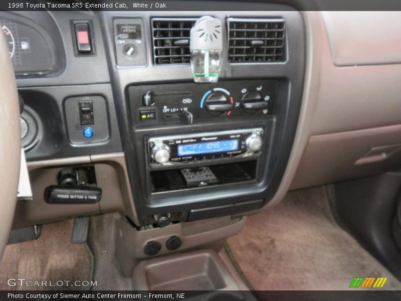 White / Oak 1998 Toyota Tacoma SR5 Extended Cab