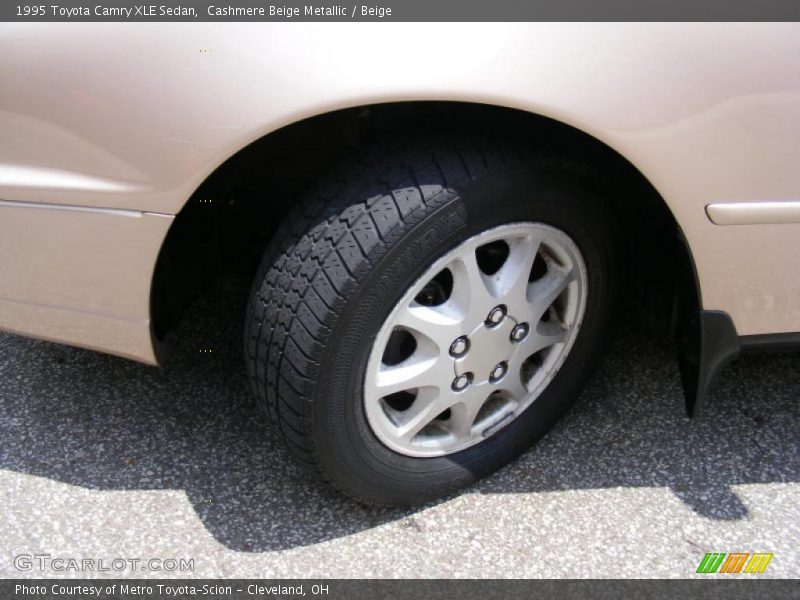 Cashmere Beige Metallic / Beige 1995 Toyota Camry XLE Sedan