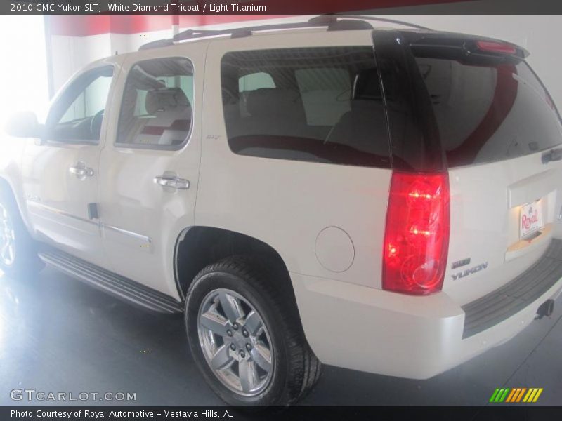 White Diamond Tricoat / Light Titanium 2010 GMC Yukon SLT