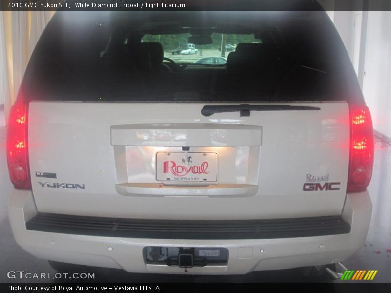White Diamond Tricoat / Light Titanium 2010 GMC Yukon SLT