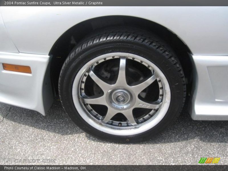 Ultra Silver Metallic / Graphite 2004 Pontiac Sunfire Coupe