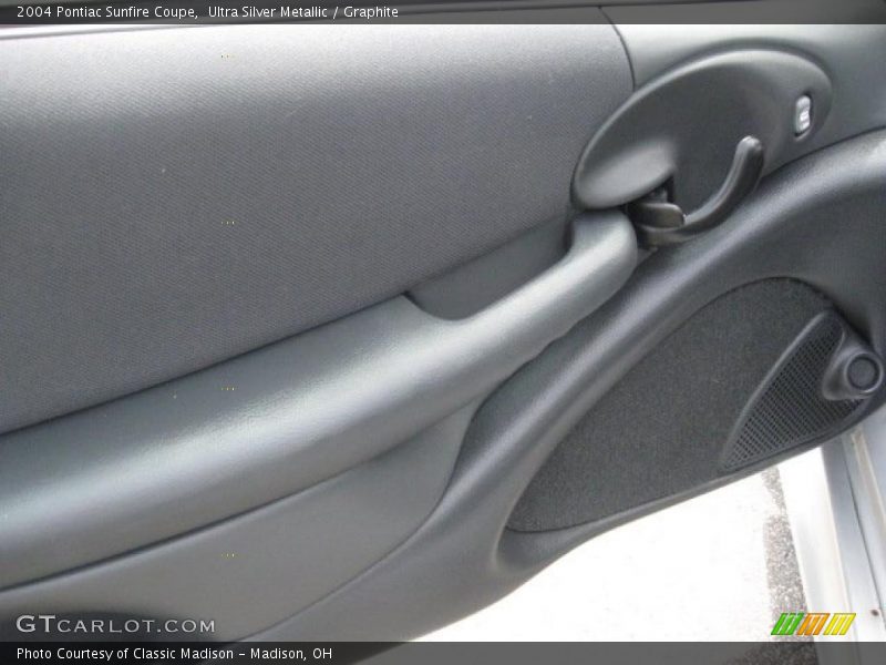 Ultra Silver Metallic / Graphite 2004 Pontiac Sunfire Coupe