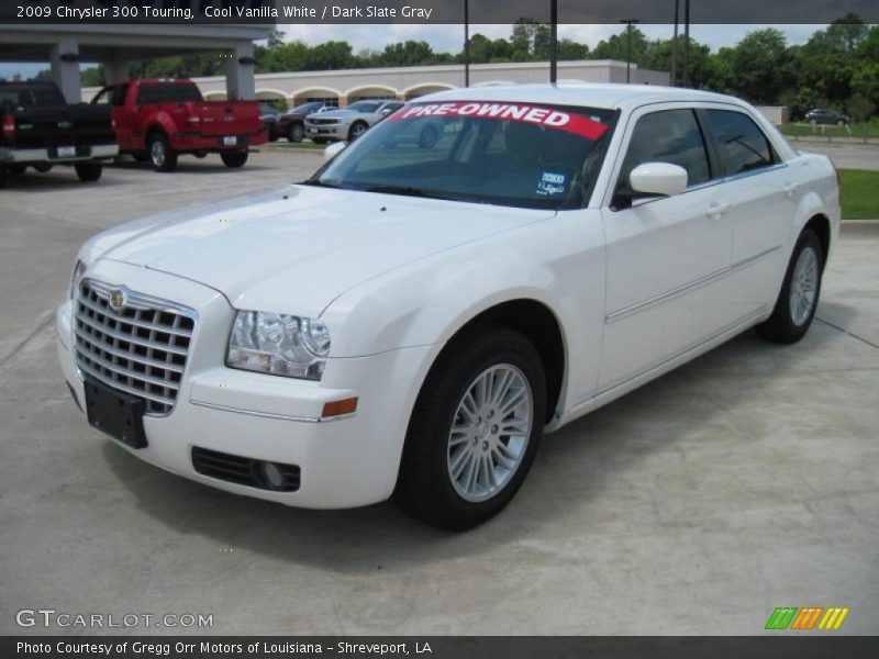 Cool Vanilla White / Dark Slate Gray 2009 Chrysler 300 Touring