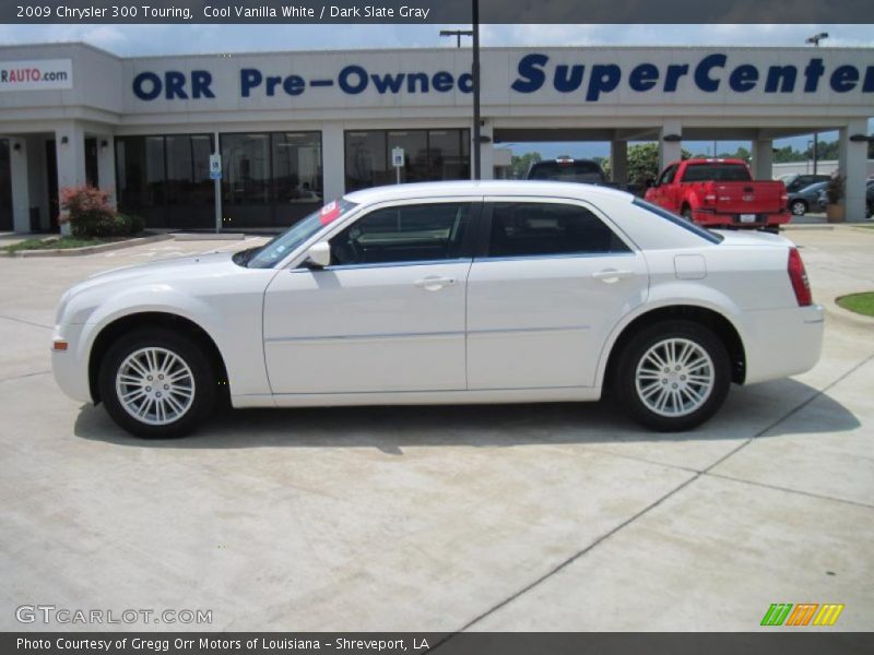 Cool Vanilla White / Dark Slate Gray 2009 Chrysler 300 Touring