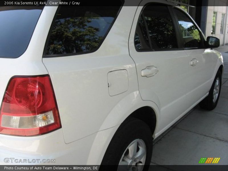 Clear White / Gray 2006 Kia Sorento LX 4x4