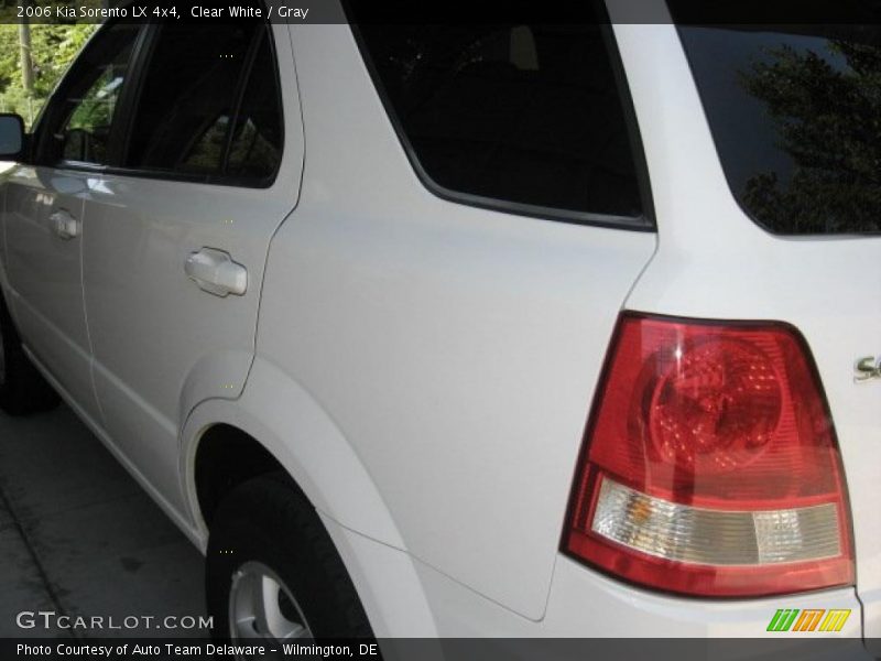 Clear White / Gray 2006 Kia Sorento LX 4x4