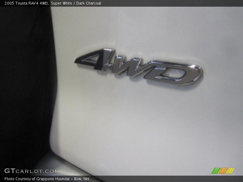 Super White / Dark Charcoal 2005 Toyota RAV4 4WD