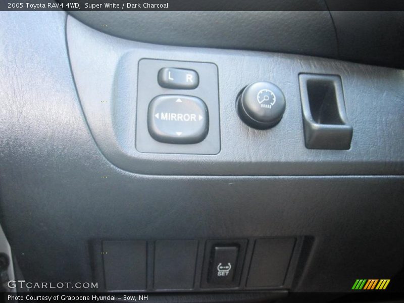 Super White / Dark Charcoal 2005 Toyota RAV4 4WD