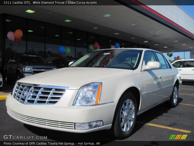 White Diamond Tricoat / Shale/Cocoa Accents 2011 Cadillac DTS