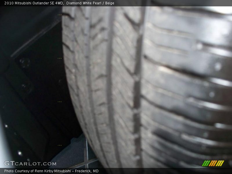 Diamond White Pearl / Beige 2010 Mitsubishi Outlander SE 4WD