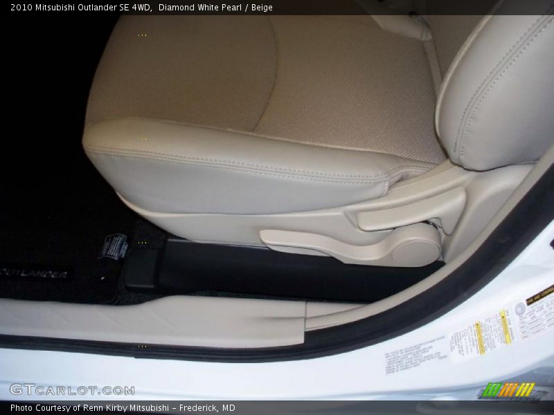 Diamond White Pearl / Beige 2010 Mitsubishi Outlander SE 4WD
