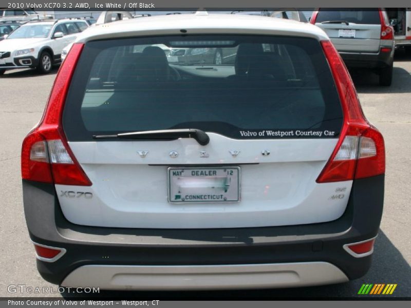 Ice White / Off Black 2010 Volvo XC70 3.2 AWD