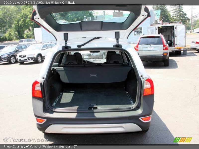 Ice White / Off Black 2010 Volvo XC70 3.2 AWD