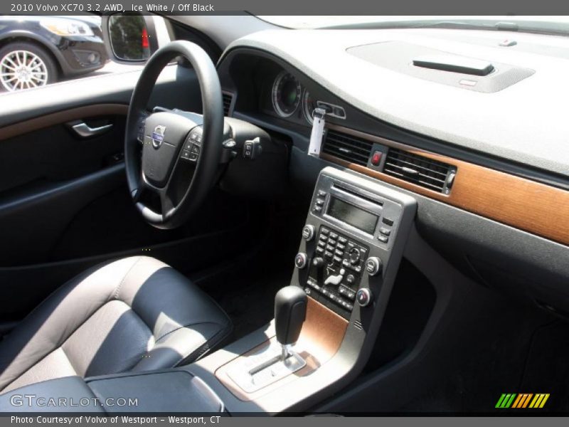 Ice White / Off Black 2010 Volvo XC70 3.2 AWD