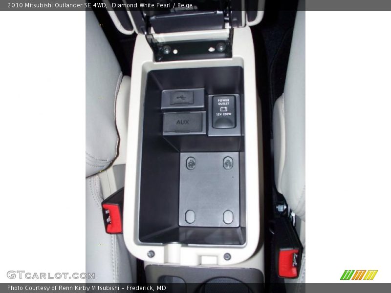 Diamond White Pearl / Beige 2010 Mitsubishi Outlander SE 4WD