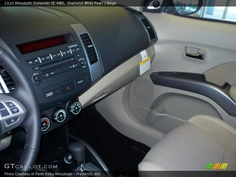 Diamond White Pearl / Beige 2010 Mitsubishi Outlander SE 4WD