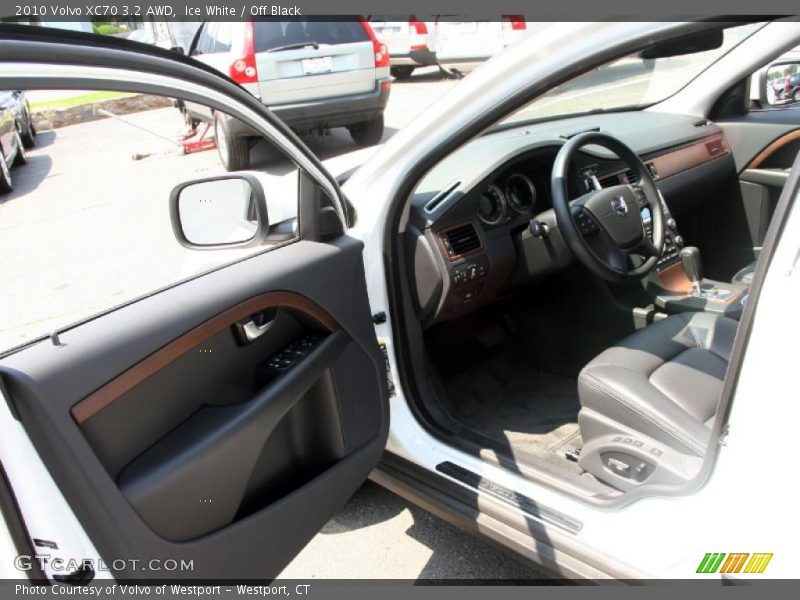 Ice White / Off Black 2010 Volvo XC70 3.2 AWD