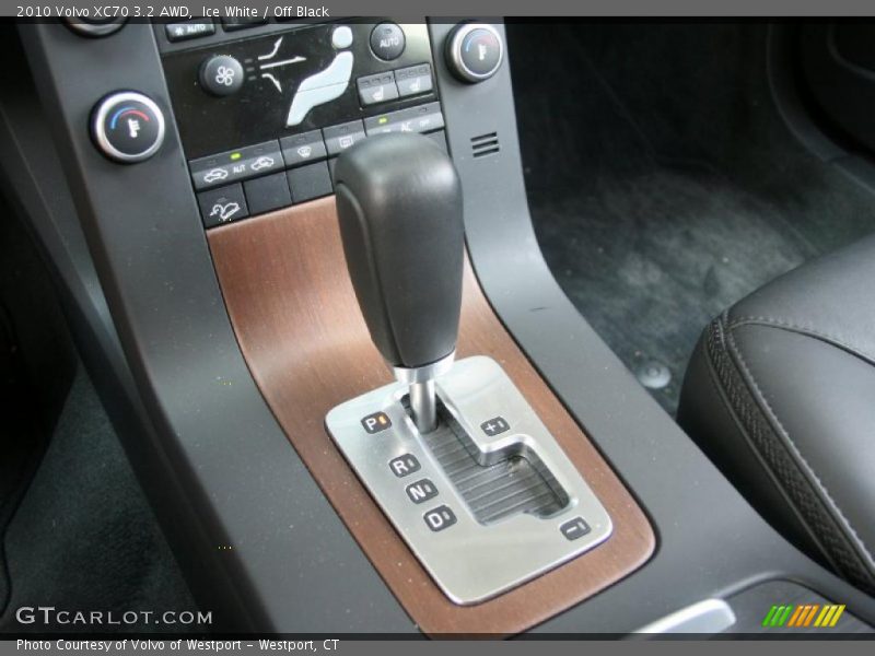 Ice White / Off Black 2010 Volvo XC70 3.2 AWD