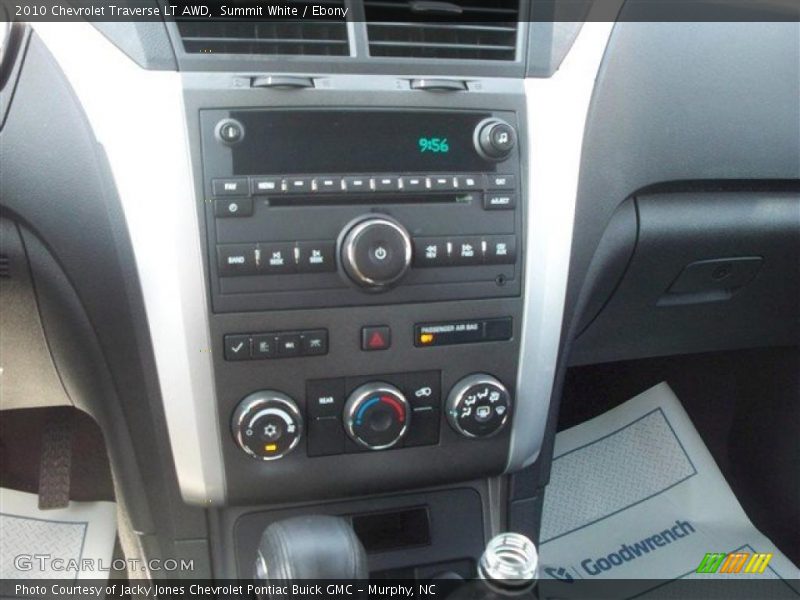 Summit White / Ebony 2010 Chevrolet Traverse LT AWD