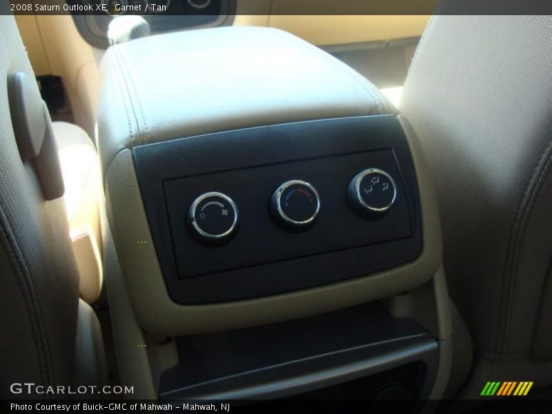 Garnet / Tan 2008 Saturn Outlook XE