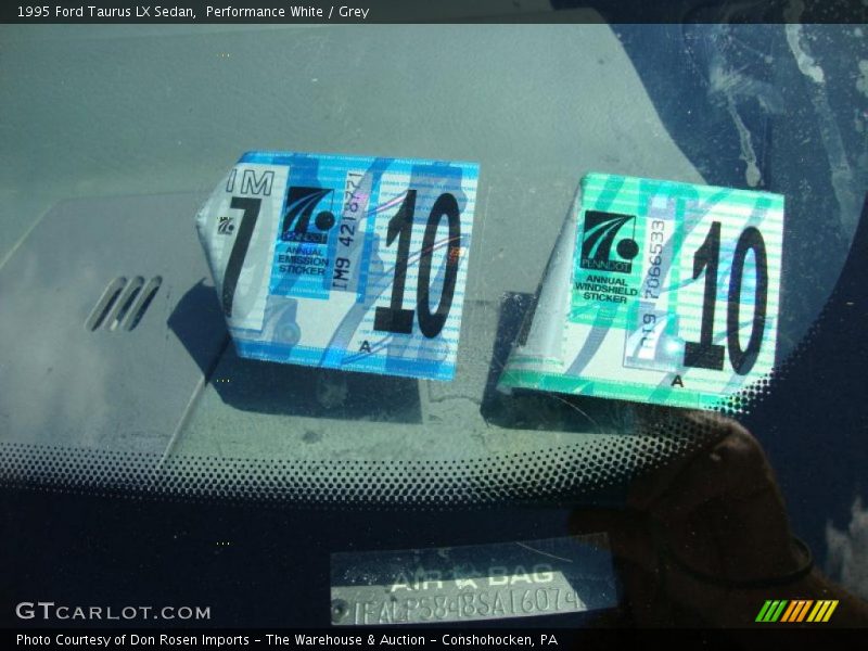 Performance White / Grey 1995 Ford Taurus LX Sedan