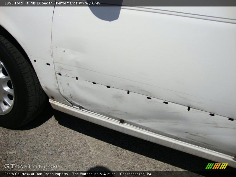 Performance White / Grey 1995 Ford Taurus LX Sedan