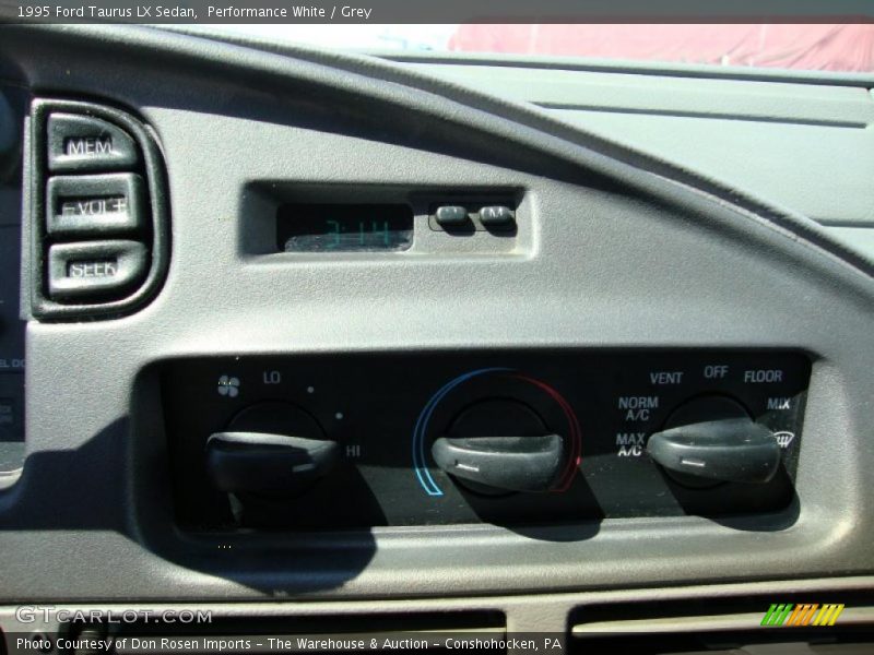 Performance White / Grey 1995 Ford Taurus LX Sedan