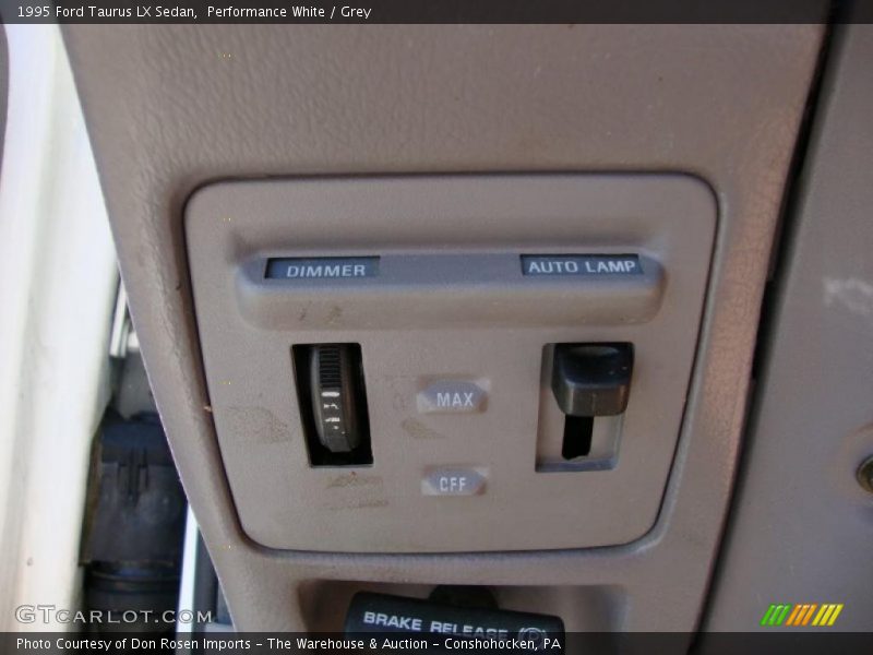 Performance White / Grey 1995 Ford Taurus LX Sedan