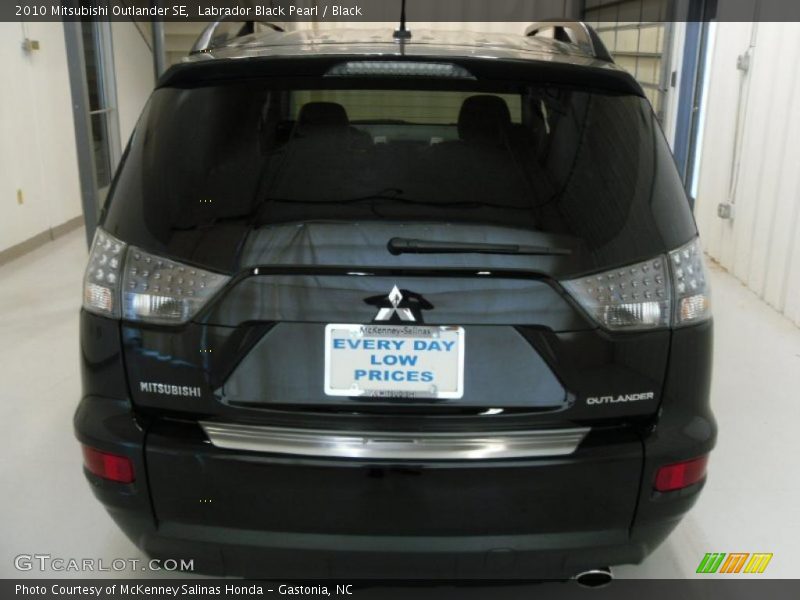 Labrador Black Pearl / Black 2010 Mitsubishi Outlander SE