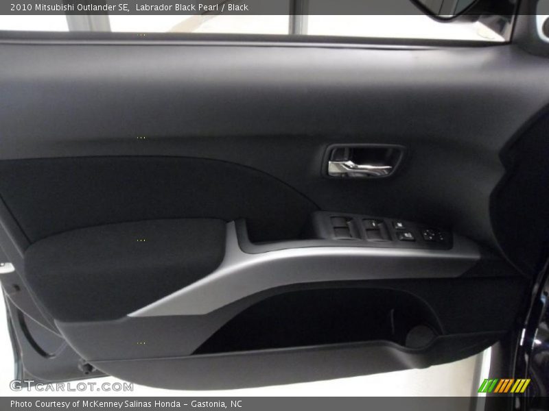 Labrador Black Pearl / Black 2010 Mitsubishi Outlander SE