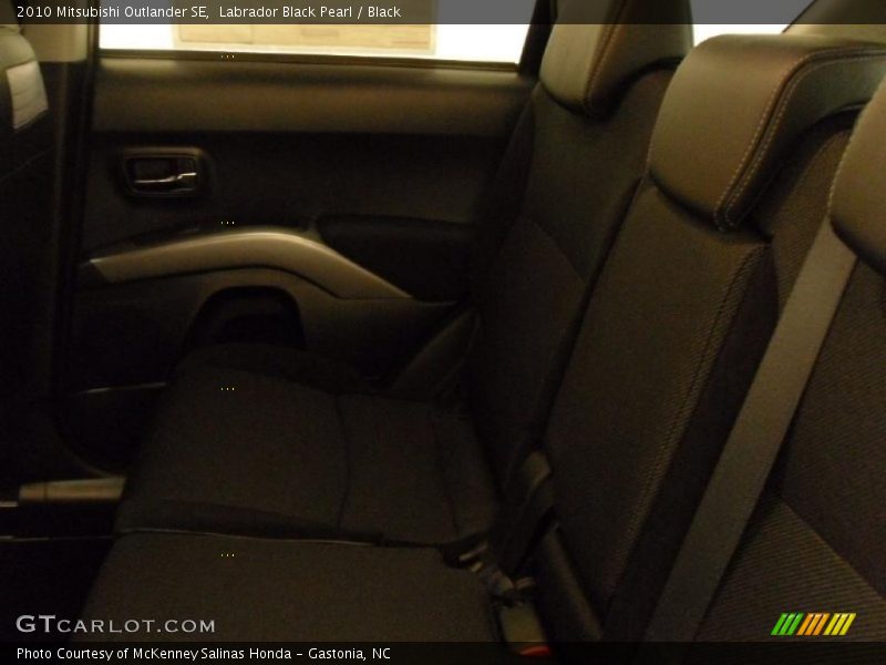 Labrador Black Pearl / Black 2010 Mitsubishi Outlander SE