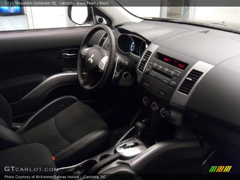 Labrador Black Pearl / Black 2010 Mitsubishi Outlander SE
