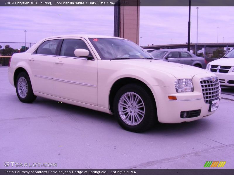 Cool Vanilla White / Dark Slate Gray 2009 Chrysler 300 Touring