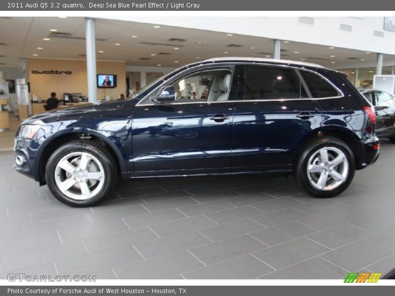 Deep Sea Blue Pearl Effect / Light Gray 2011 Audi Q5 3.2 quattro