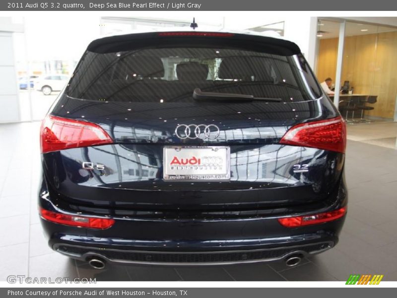 Deep Sea Blue Pearl Effect / Light Gray 2011 Audi Q5 3.2 quattro