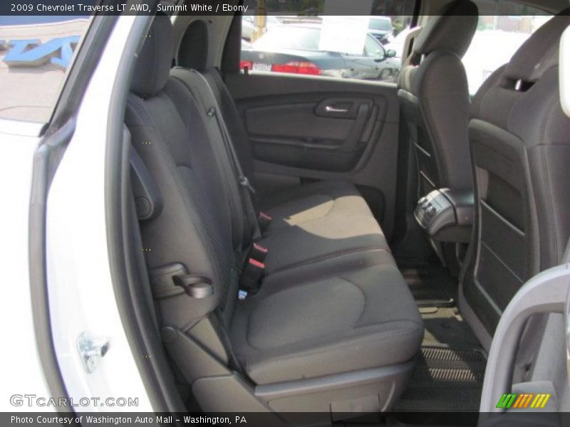Summit White / Ebony 2009 Chevrolet Traverse LT AWD