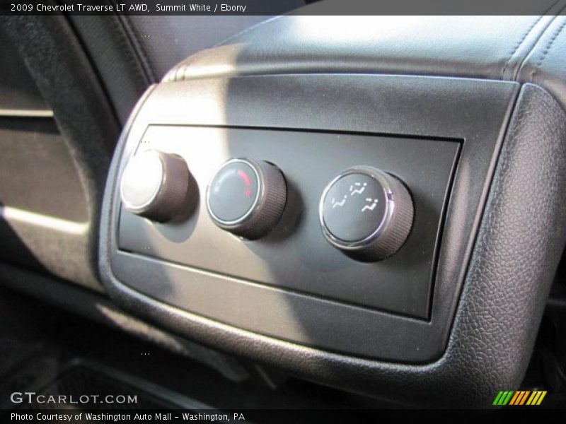 Summit White / Ebony 2009 Chevrolet Traverse LT AWD